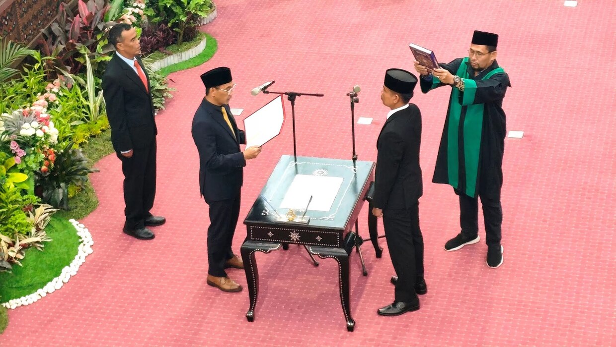 Ketua DPRD Loteng Lalu Ramdan (kiri) mengambil sumpah janji Dono Kasino Indro yang dilantik menjadi anggota DPRD Loteng sisa masa jabatan 2024-2029 di ruang sidang utama DPRD Loteng, Senin (1/12).