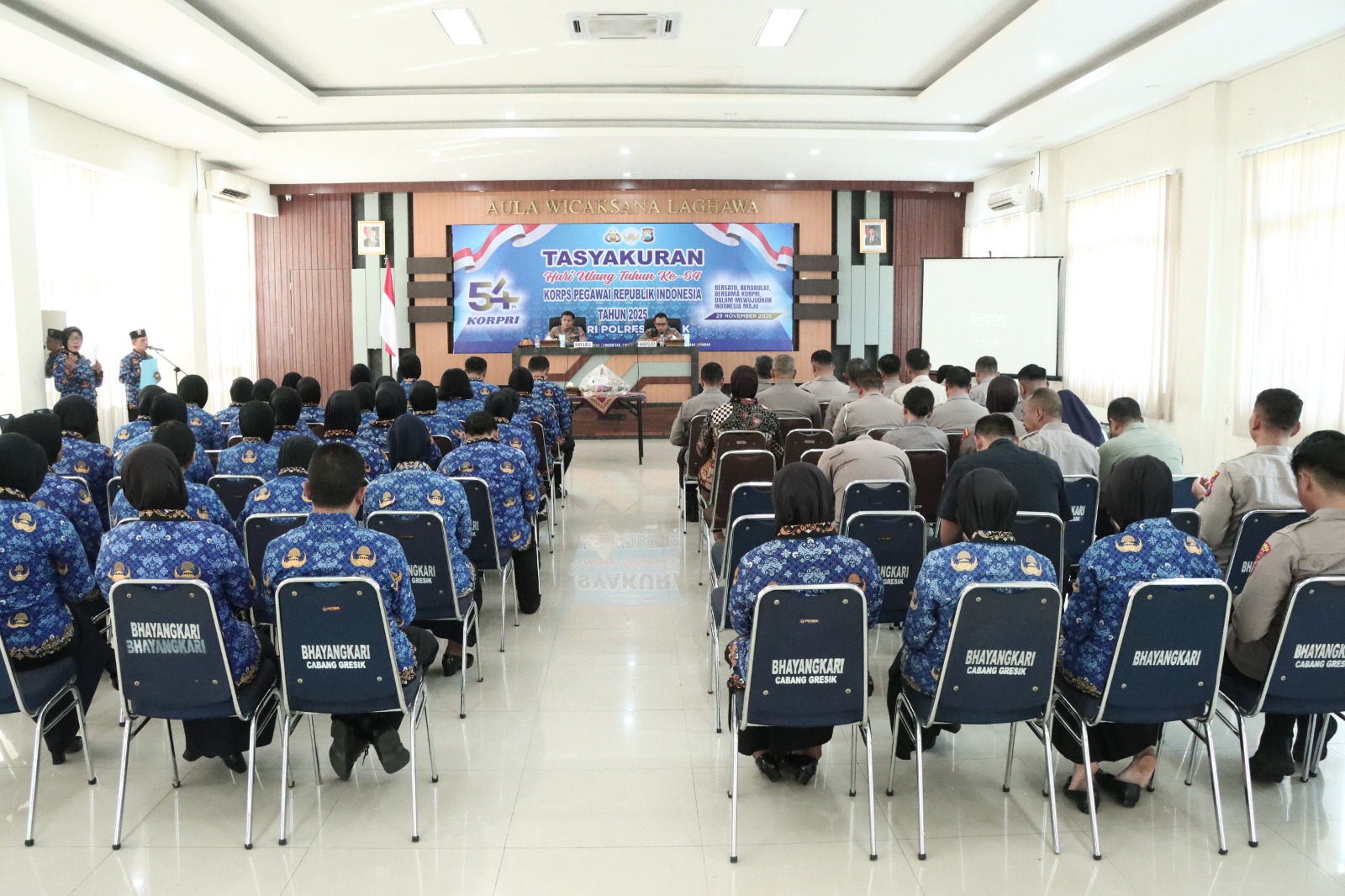 HUT KORPRI : Kapolres Gresik AKBP Rovan Richard Mahenu mengajak ASN untuk menjaga keikhlasan dan solidaritas kebangsaan di Mapolres Gresik.