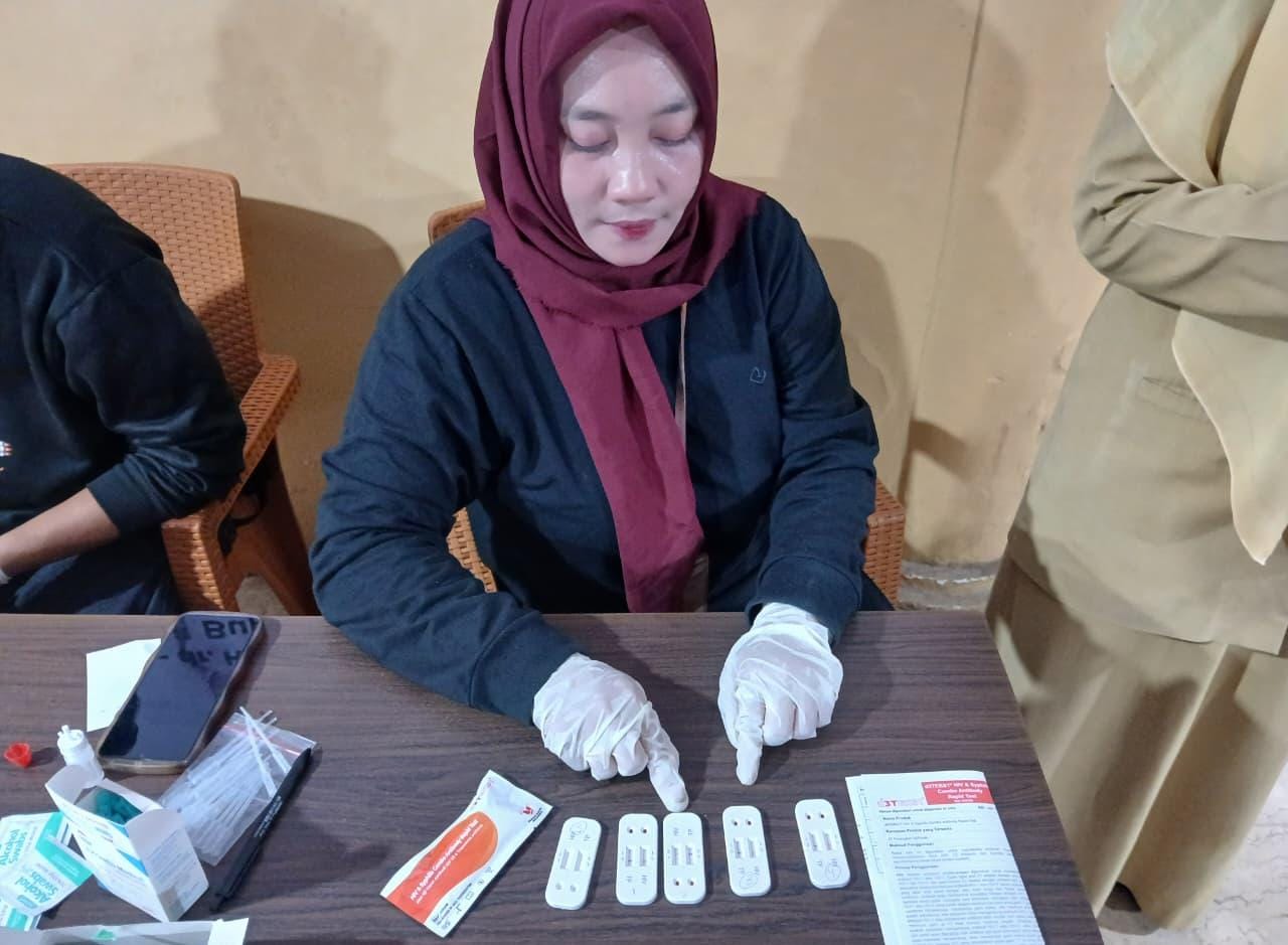 PELAYANAN - Petugas saat pelayanan mobile VCT yang dibuka untuk warga Gresik dalam peringatan Hari AIDS Sedunia.