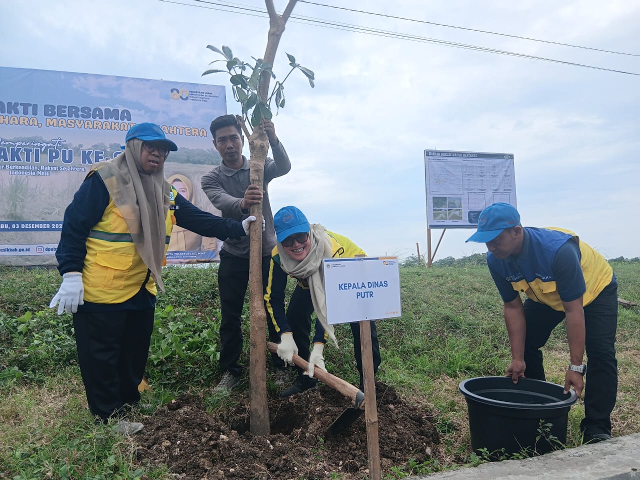 PENGHIJAUAN : Penanaman pohon oleh Dinas PUTR Kabupaten Gresik di Waduk Mentaras.