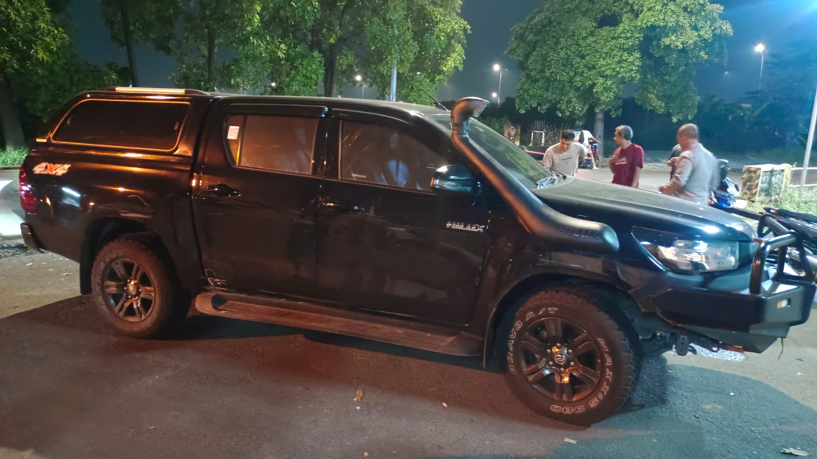 OLAH TKP : Anggota kepolisian saat melakukan olah TKP dan mengamankan kendaraan yang terlibat kecelakaan di Jalan Raya Tenaru, Kecamatan Driyorejo, Gresik.