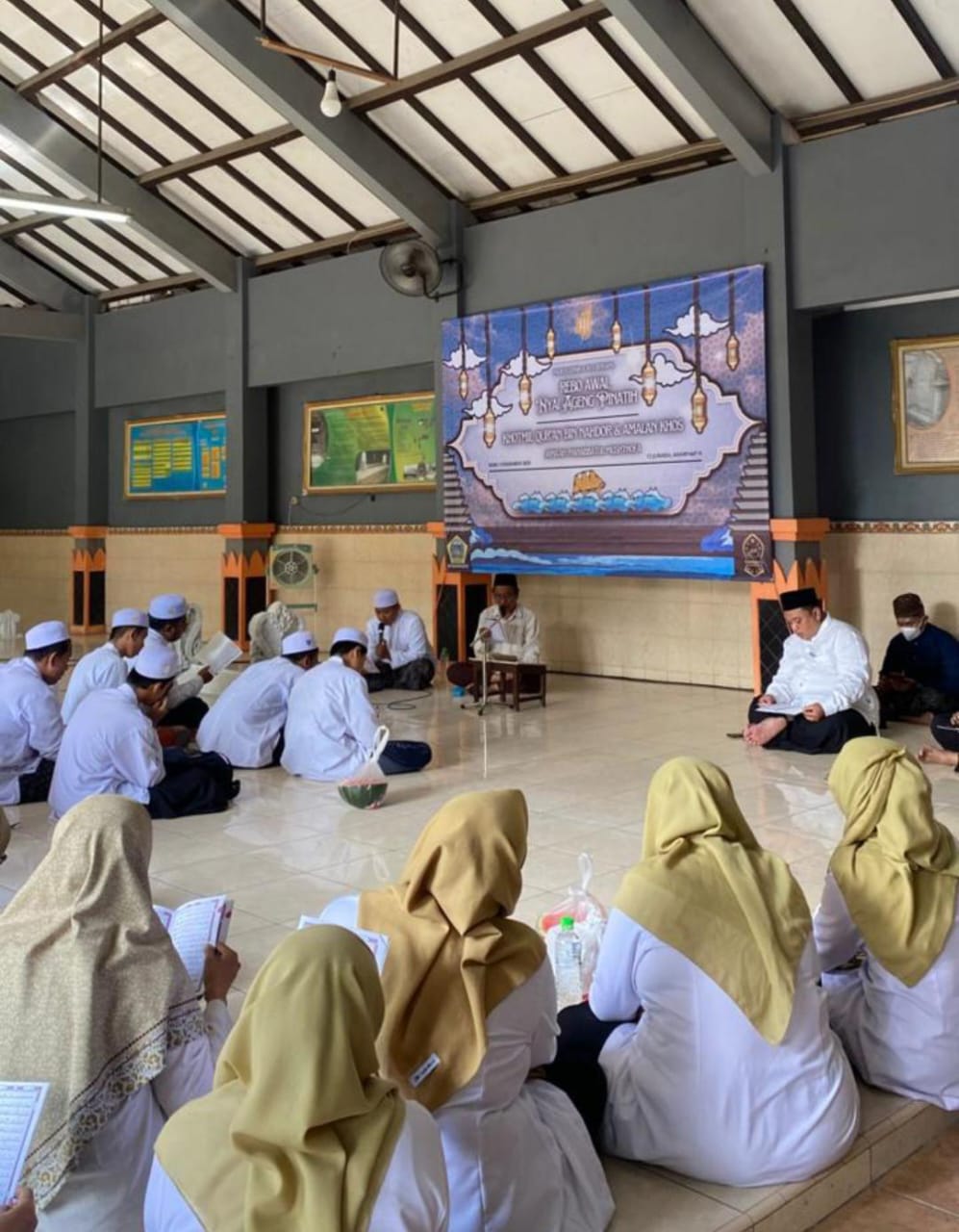 Khidmat : Suasana majelis Rebo awal di kompleks makam Nyi Ageng Pinatih.