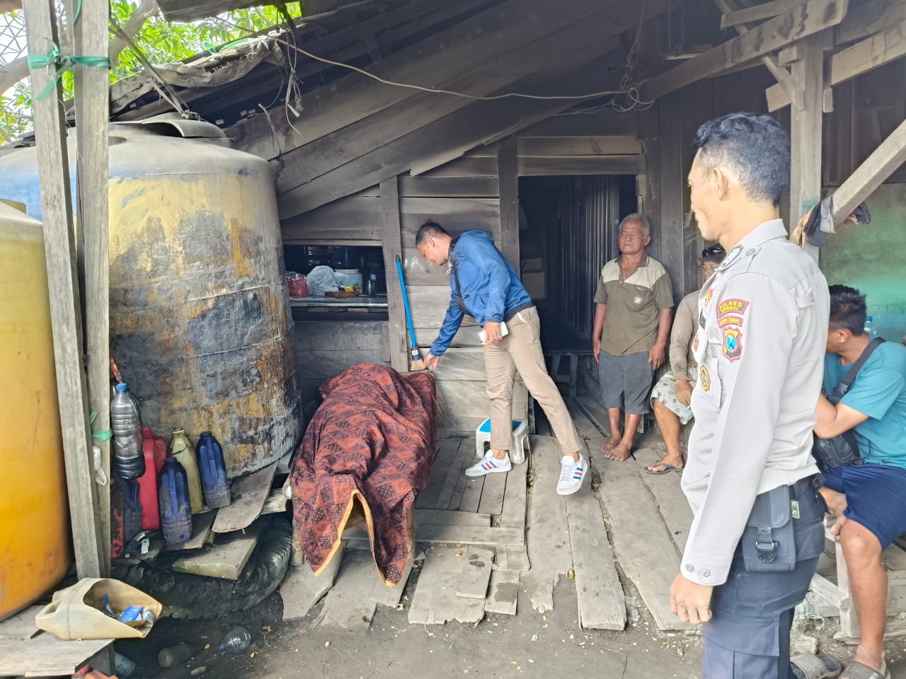 DIEVAKUASI : Anggota Polsek Kebomas beserta tim medis saat melakukan evakuasi korban mati mendadak di sebuah warung kopi di area pergudangan PT Jawa Timur Baru, Kelurahan Karangkiring.
