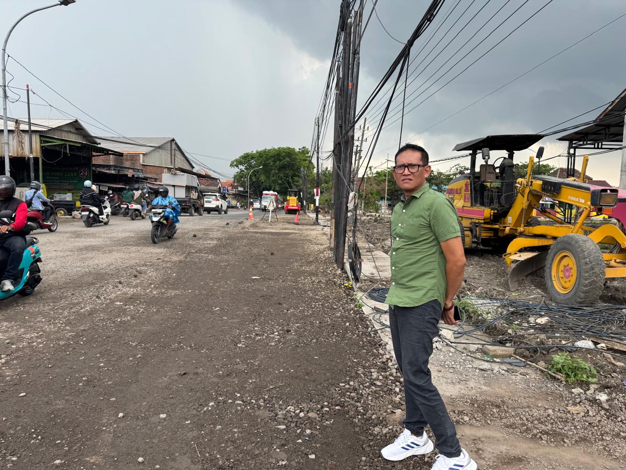 Wakil Ketua Komisi III DPRD Gresik, Abdullah Hamdi, meninjau langsung lokasi pelebaran Jalan Menganti - Lakarsantri.