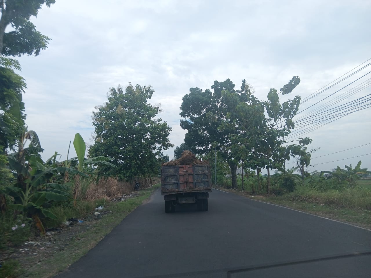 OVERLOAD : Angkutan muatan galian C yang overload dna tidak ditutup terpal.