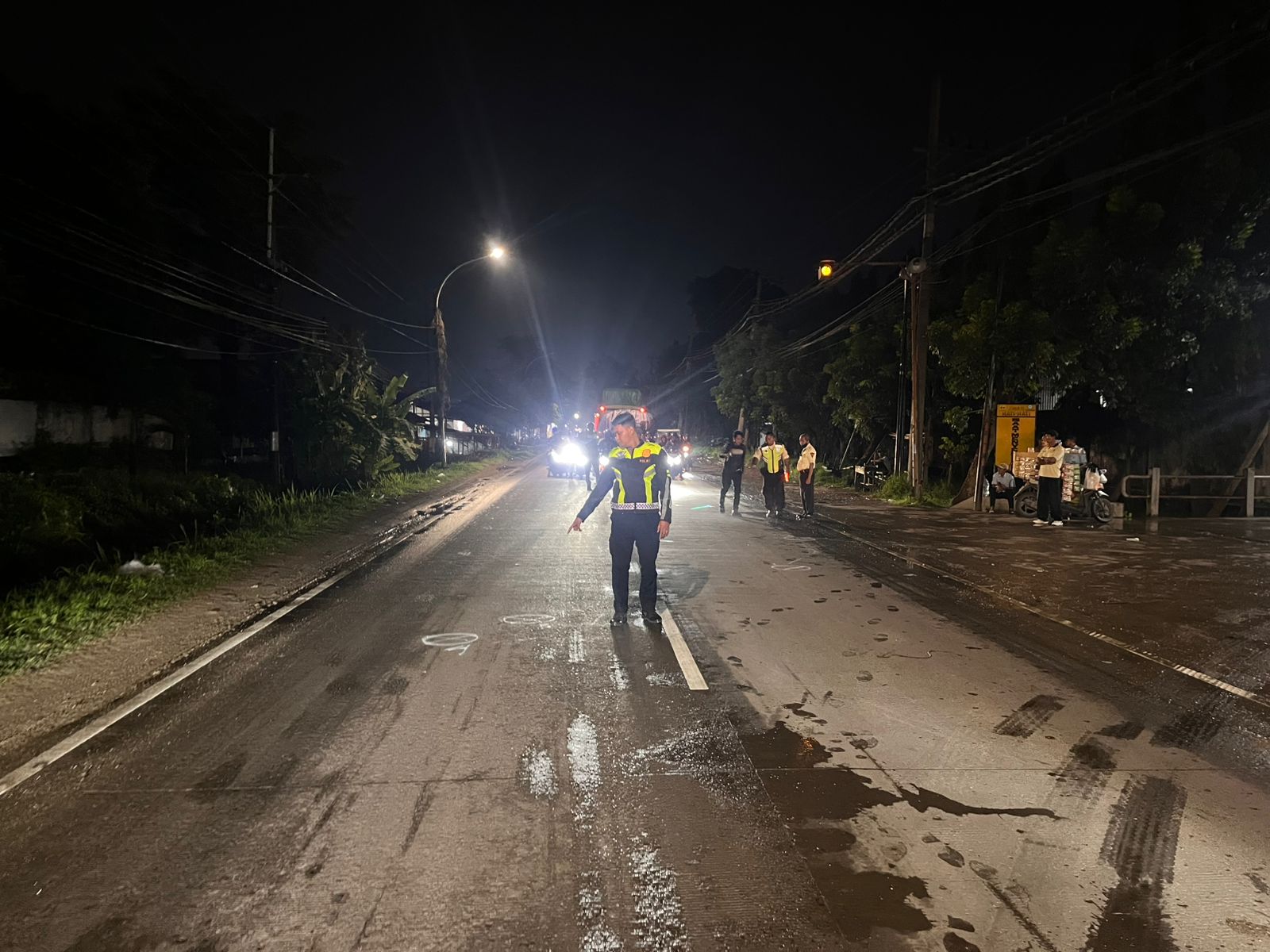 OLAH TKP : Anggota Polsek Wringinanom saat melakukan olah TKP di Jalan Raya Desa Lebani Suko depan PT Adya Buana Persada, Kecamatan Wringinanom, Gresik.