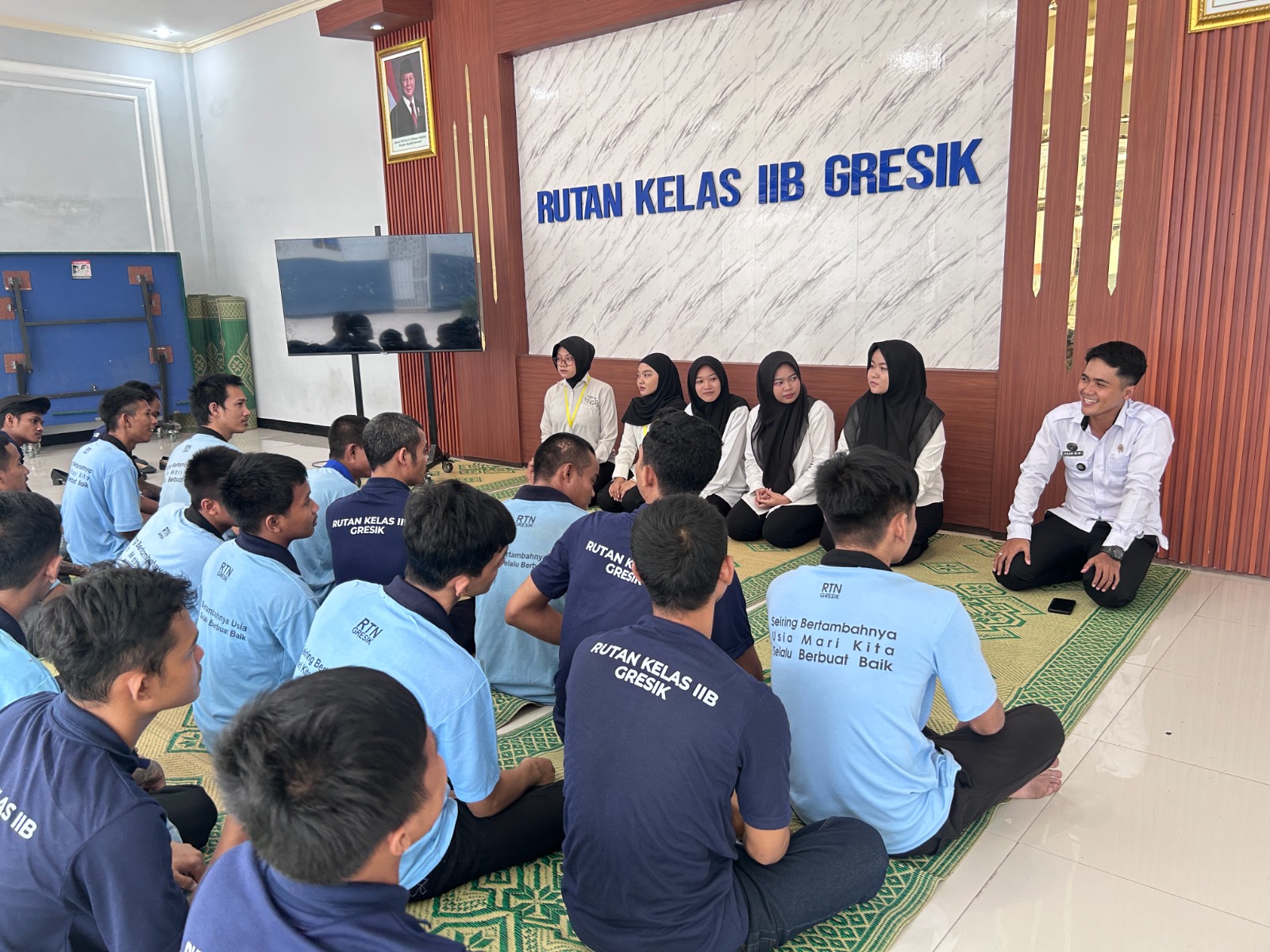 PENYULUHAN : Petugas Rutan Kelas IIB Gresik saat menggelar penyuluhan PHBS dan Sosialisasi program belajar mengajar untuk warga binaan.