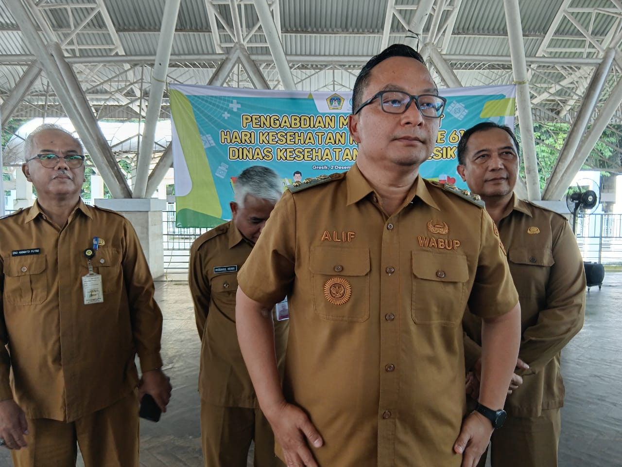 Wakil Bupati Gresik dr. Asluchul Alif saat diwawancarai awak media.