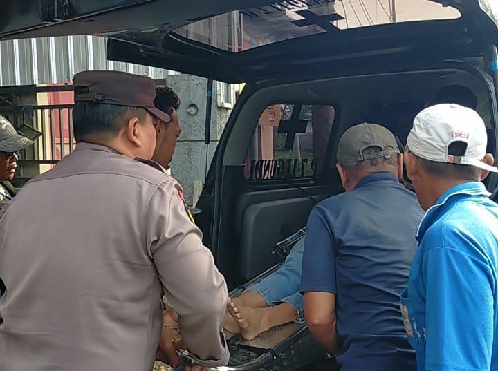 DIEVAKUASI : Korban kecelakaan penjualan kaki saat di evakuasi petugas kepolisian dibantu warga dan tim medis di Jalan Raya Desa Kedunganyar, Kecamatan Wringinanom, Gresik.