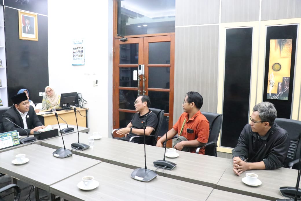 AUDIENSI : Ketua DPRD Gresik saat menerima audiensi dari penghuni perumahan di Cerme, Gresik.