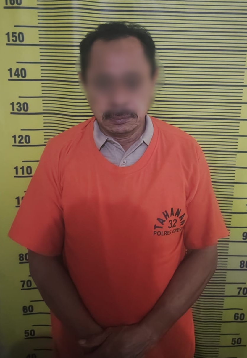 DIAMANKAN : Tersangka SMI saat diamanakan oleh anggota Unit PPA Satreskim Polres Gresik.
