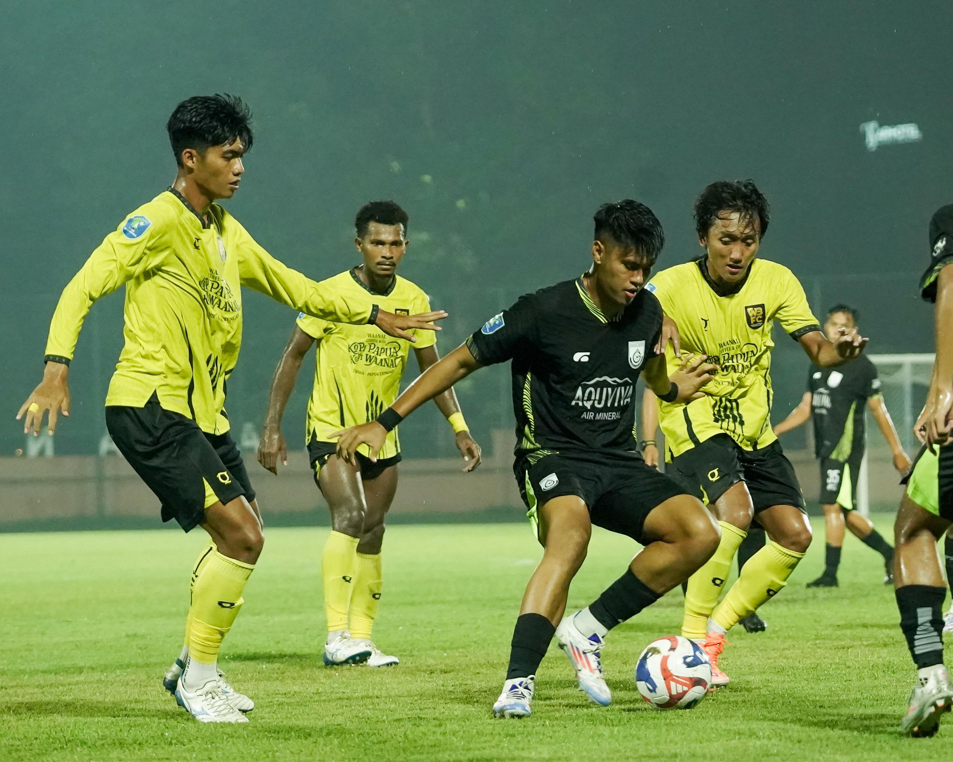 KETAT : Pemain Gresik United di kawal ketat pemain Waanal Brother Papua.