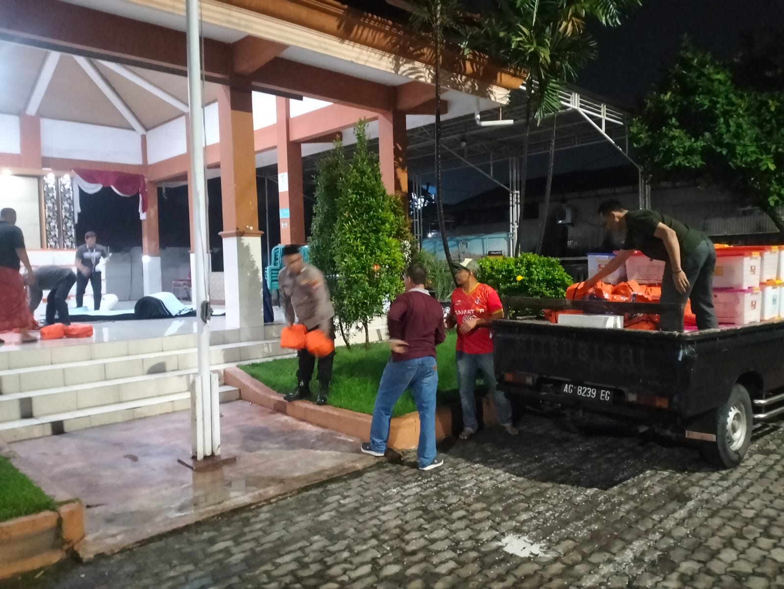 TURUN LANGSUNG : Anggota kepolisian dan BPBD Gresik saat turun langsung ke lokasi rumah warga yang terdampak angin puting beliung di wilayah Kecamatan, Driyorejo, Gresik.