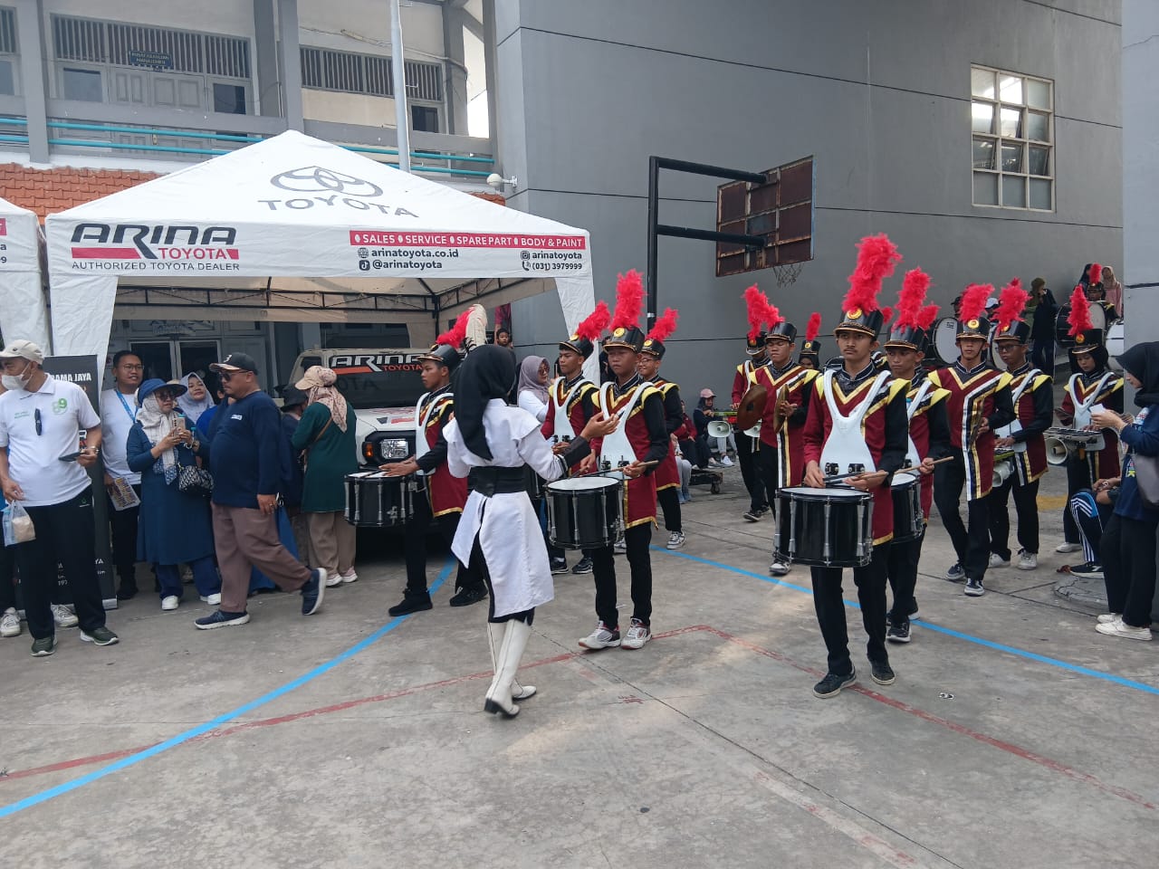 SEMARAK: Penampilan drum band melepas ribuan peserta jalan sehat di depan Kampus I UMG pada peringatan Milad Muhammadiyah ke-113 dan Milad UMG ke-45.