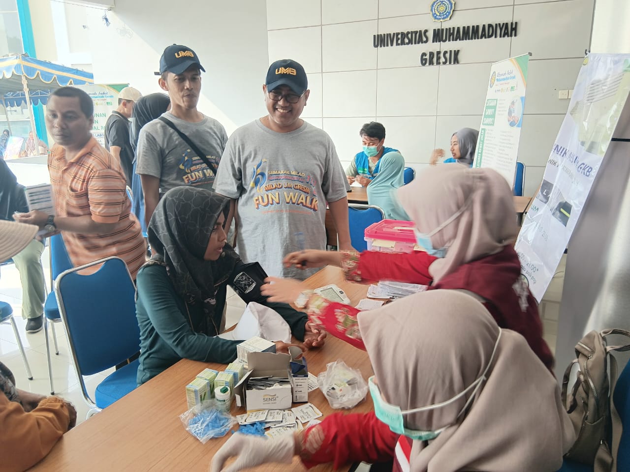 PENINJAUAN: Rektor UMG, Prof. Khoirul Anwar, M.Pd, bersama Direktur Protokoler, Humas & Kerjasama Dalam Negeri, Dr. Moh. Agung Surianto, MSM CSRS, meninjau pelaksanaan cek kesehatan gratis