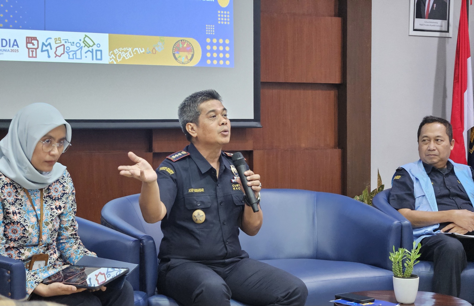 Kepala Bea Cukai Gresik, Asep Munandar (tengah) menyampaikan paparan tentang inovasi persuratan online.