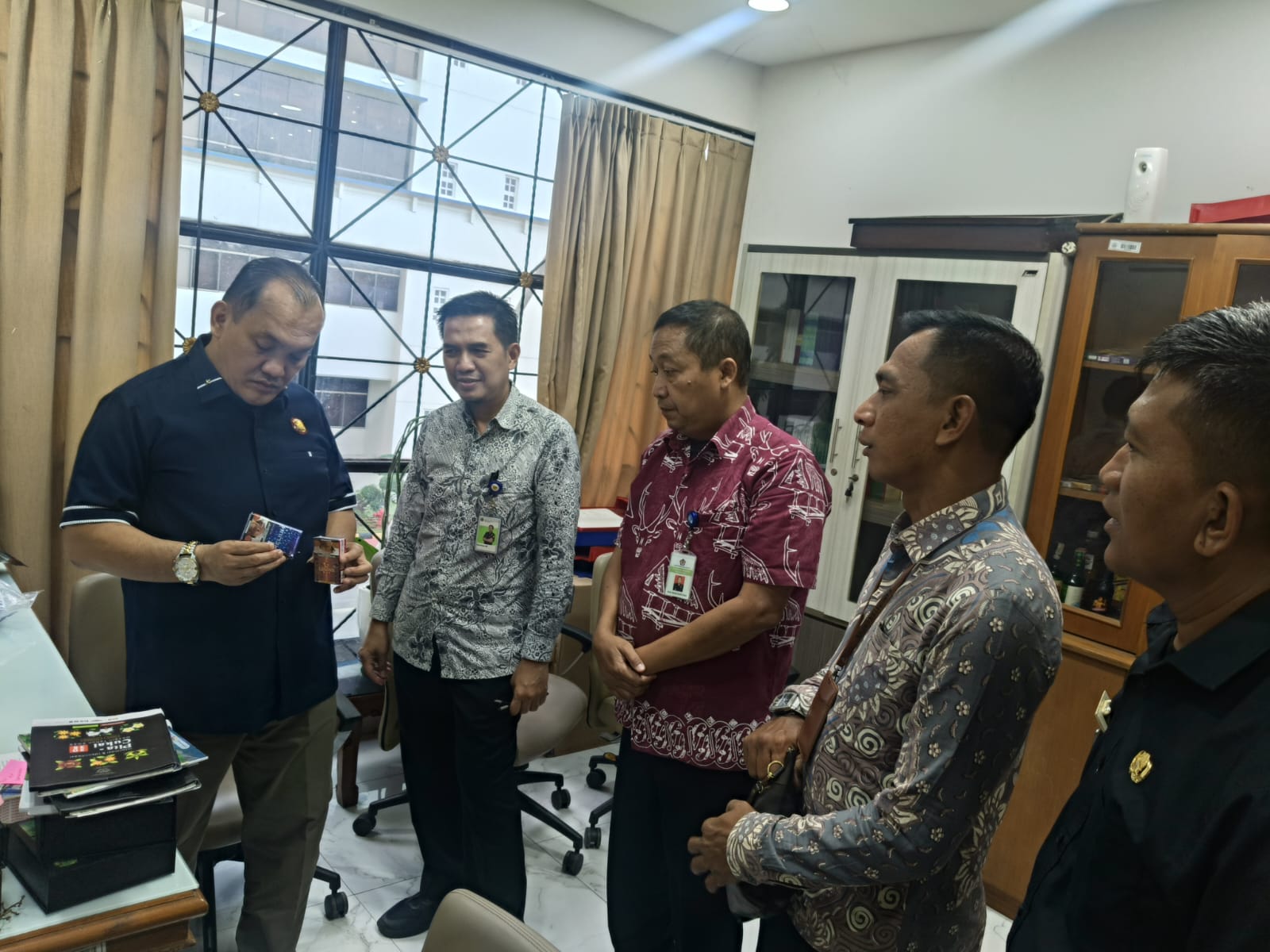 Kasatpol PP Gresik, Agustin Halomoan Sinaga (kiri) didampingi Kepala Seksi PLI Bea Cukai Gresik, Eko Rudi Hartono (tiga dari kanan) untuk memperdalam pemahaman mengenai keaslian pita cukai.