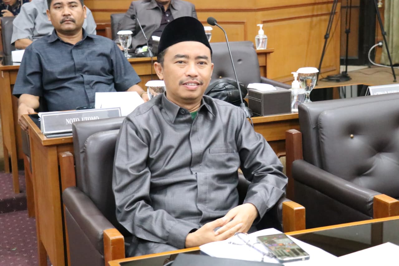 SUASANA : Ketua Bapemperda DPRD Gresik, Khoirul Huda suasana rapat Paripurna
