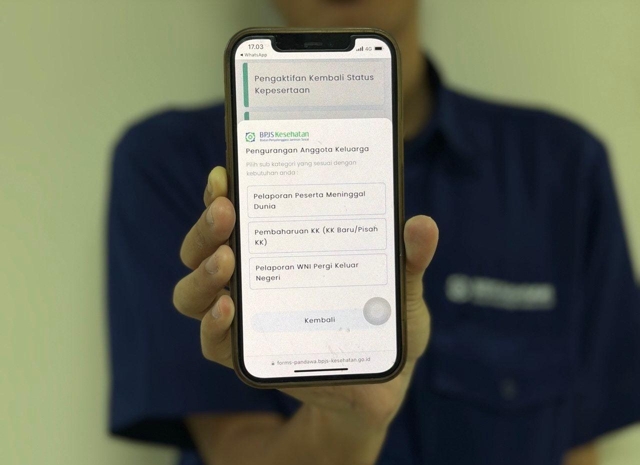 PROSES: Peserta yang sedang menunjukkan BPJS Kesehatan.