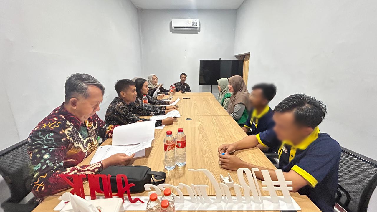 SUASANA : Ketua Bapemperda DPRD Gresik, Khoirul Huda suasana rapat Paripurna.