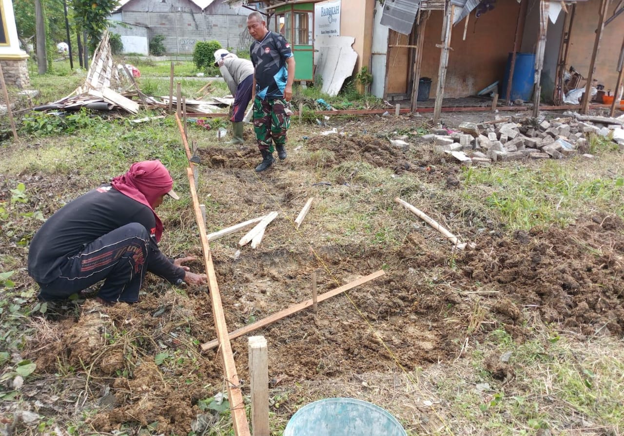 KOMPAK : Babinsa dan warga kompak membersihkan lahan untuk bangun koperasi desa.