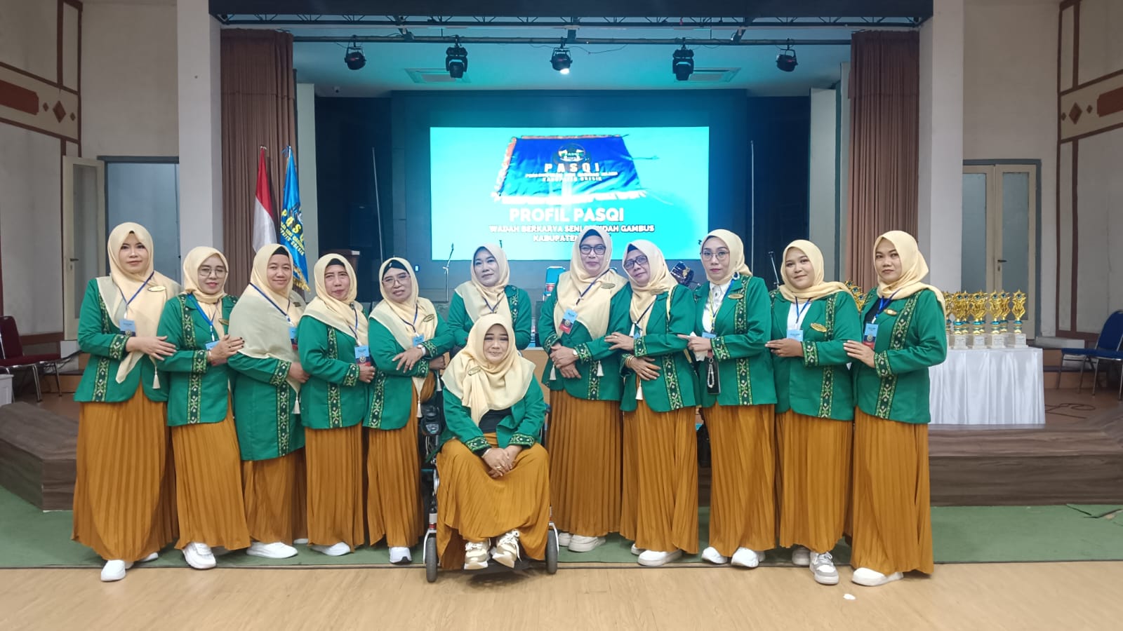 Kompak : Pengurus Perkumpulan Seni Qasidah Islami (PASQI) Kabupaten Gresik berfoto bersama usai pelaksanaan HUT ke-8 PASQI.