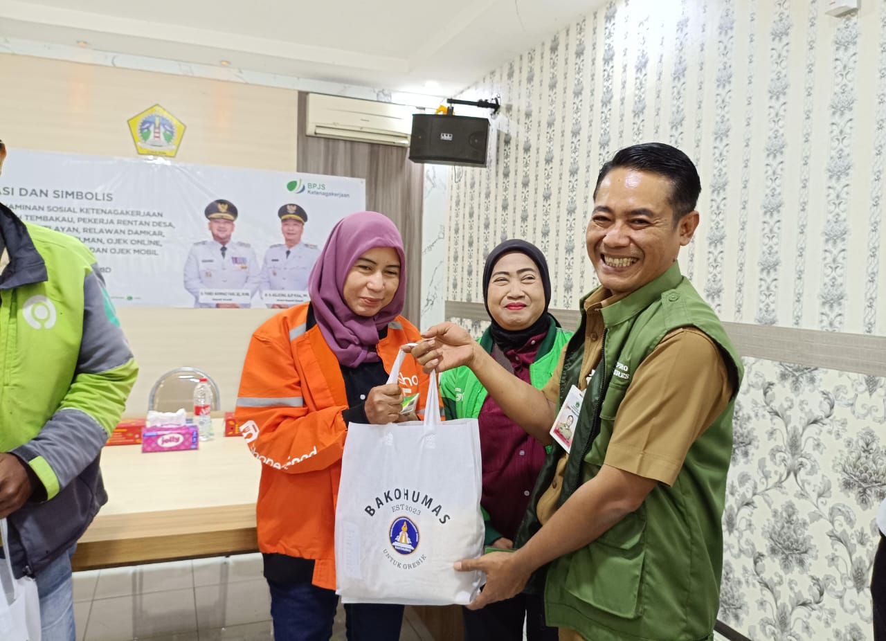 SIMBOLIS: Kepala Disnaker Gresik Zainul Arifin memberikan simbolis kepada pekerja rentan di Kabupaten Gresik.