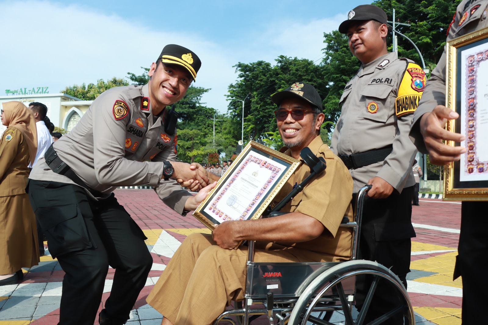 PENGHARGAAN: Wakapolres Gresik saat memberi penghargaan puluhan anggota berprestasi dan belasan tokoh masyarakat penjaga Kamtibmas di Mapolres Gresik.
