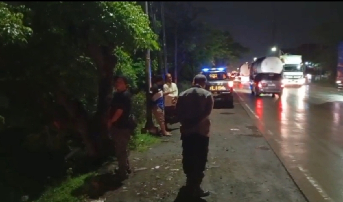 DIEVAKUASI: Anggota Polsek Duduksampeyan saat melakukan evakuasi dan membantu korban laka di Jalan Raya Watangrejo, Ambeng-ambeng Kecamatan Duduksampeyan, Gresik.