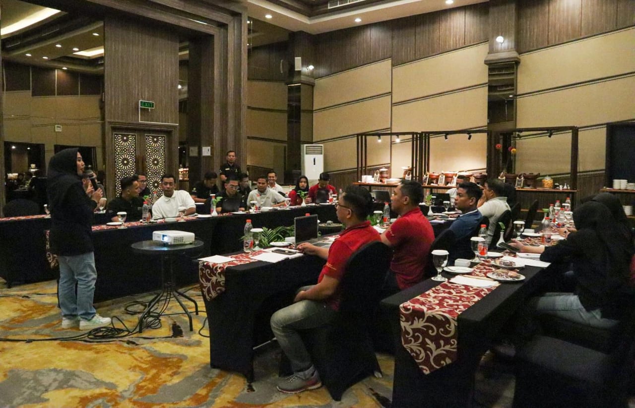 DISKUSI: Para peserta aktif diskusi untuk menyusun strategi bisnis ke depan.