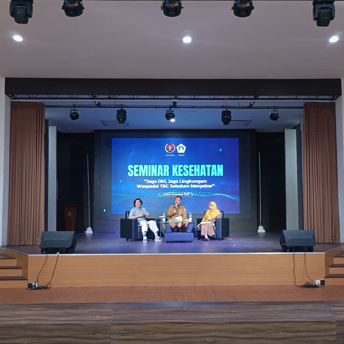 SEMINAR : Bupati Gresik Fandi Akhmad Yani dan Kepala Dinkes Gresik dr. Mukhibatul Khusnah saat seminar kesehatan.