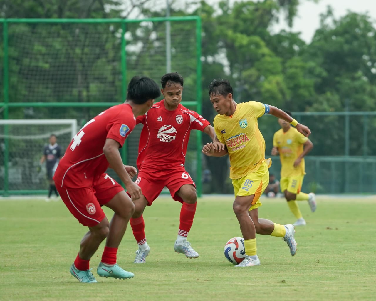 DIHADANG: Pemain Gresik United yang dihadang oleh pemain Persiba Bantul.
