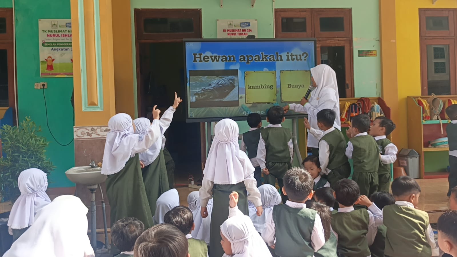 BELAJAR: Para guru memberikan pelajaran tentang IFP di era digital.