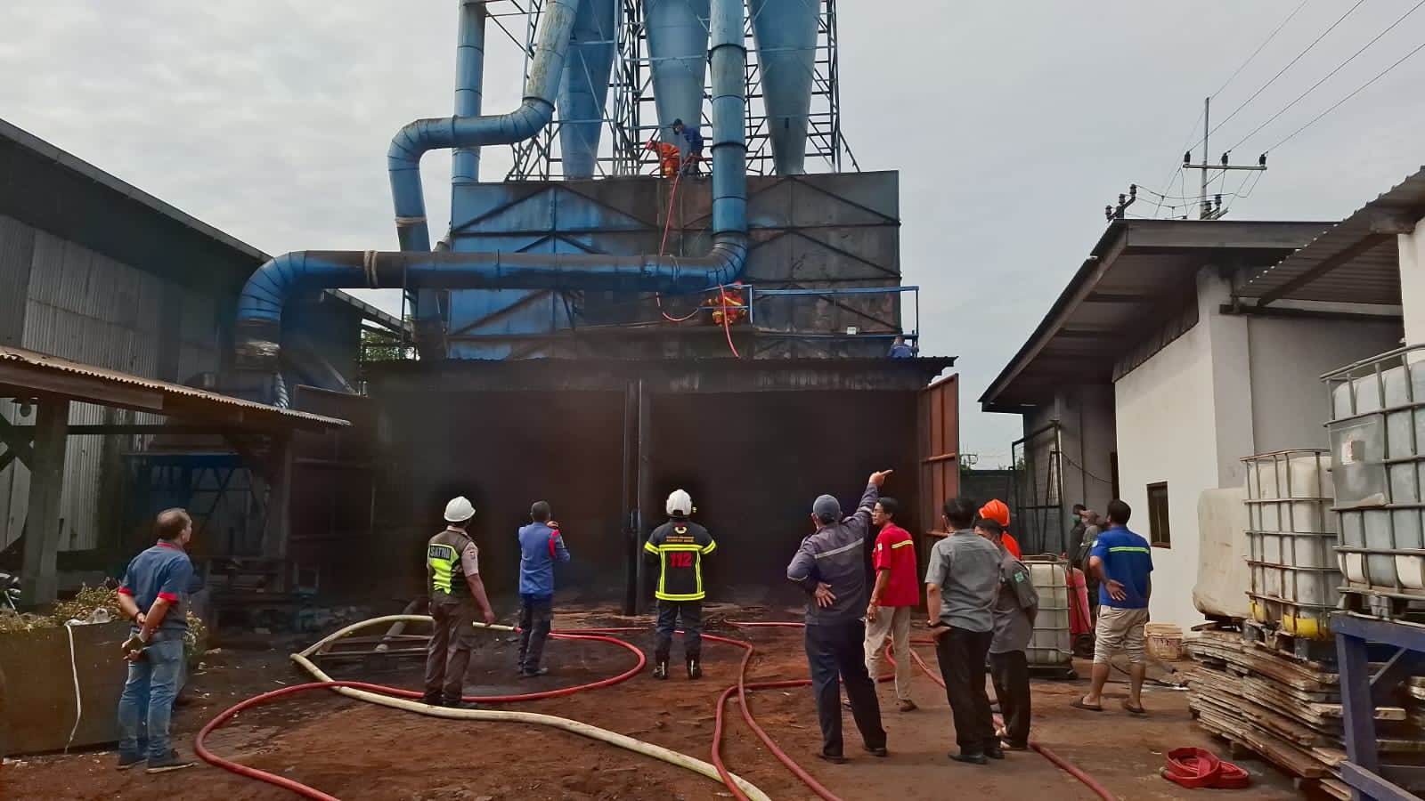 GRESIK &ndash; Kebakaran kembali melanda wilayah Kecamatan Kebomas, Gresik. Kali ini, api melahap blower tempat pengolahan kayu furniture milik CV Kharisma Duta Utama.