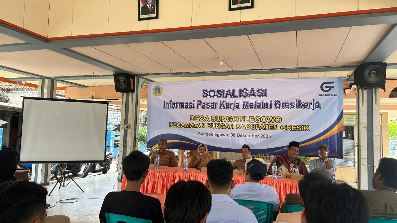 MEMBERIKAN : Kabid Informasi dan Data Ketenagakerjaan Disnaker Gresik Pratiwi Agustia memberikan informasi aplikasi Gresikkerja.