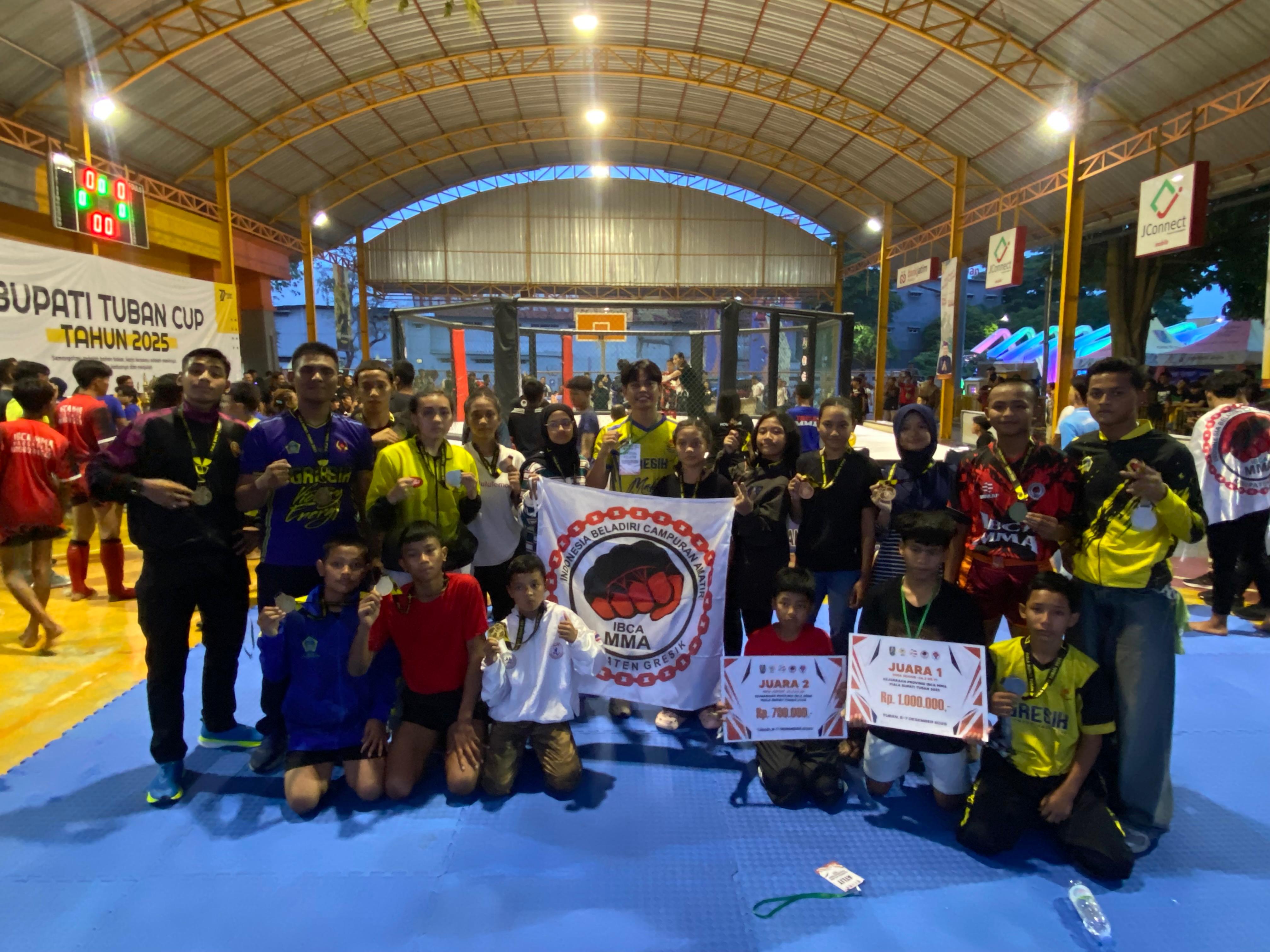 BERHASIL : Atlet IBCA MMA Gresik berhasil membawa pulang juara umum di Ajang Kejurprov Jatim.