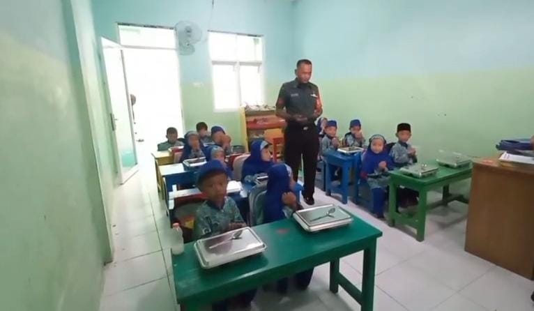 PENDAMPINGAN : Babinsa saat melakukan pendampingan MBG di sekolah.
