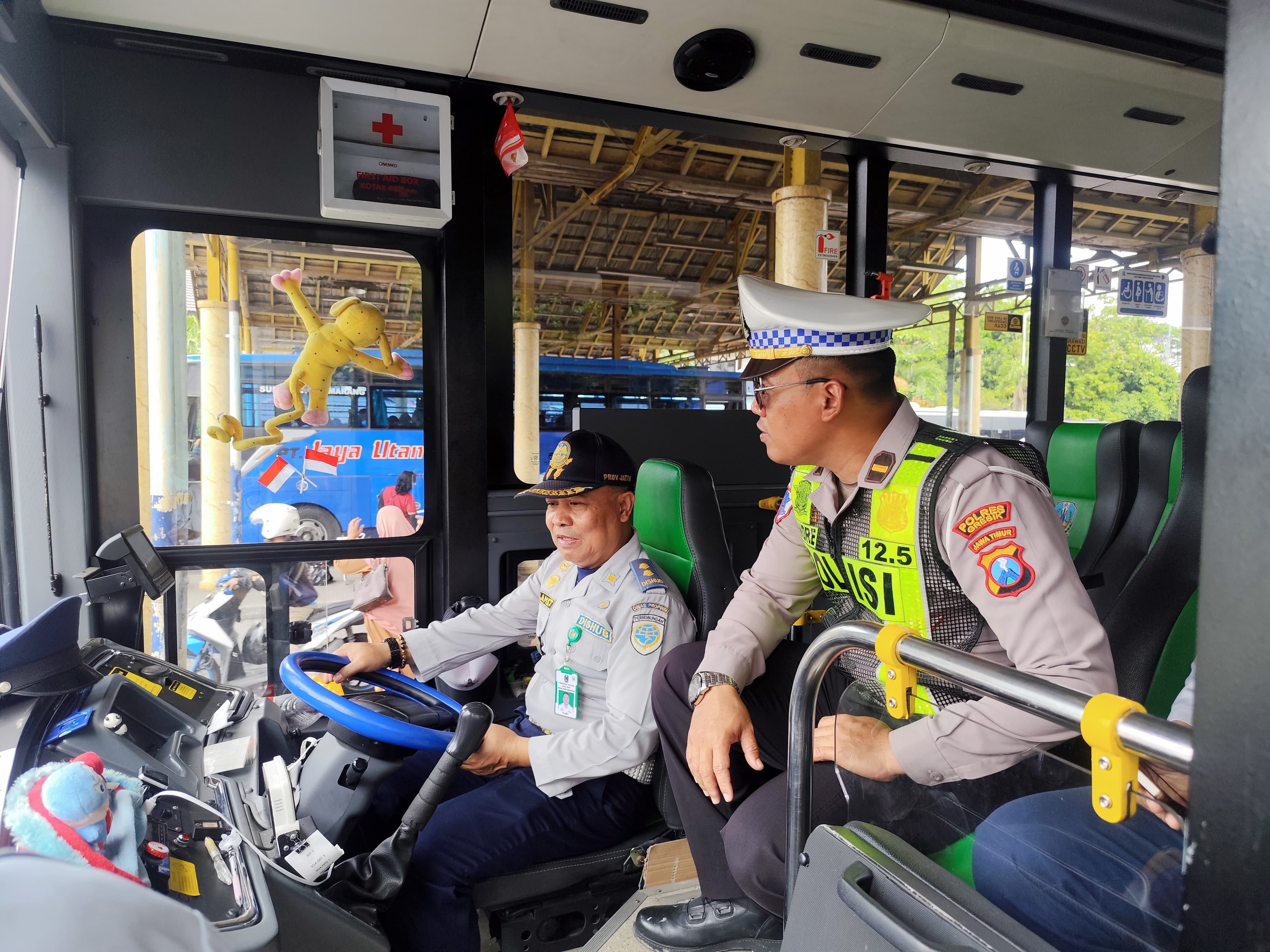PEMERIKSAAN : Petugas Satlantas Polres Gresik dan Dishub Gelar Ramcheck secara ketat di Terminal Bunder, Gresik menjelang Nataru 2026.