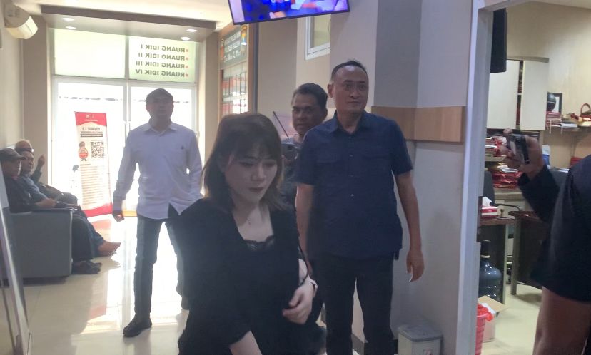 TEGESA - GESA : Tersangka RFS saat mendatangi Mapolres Gresik.