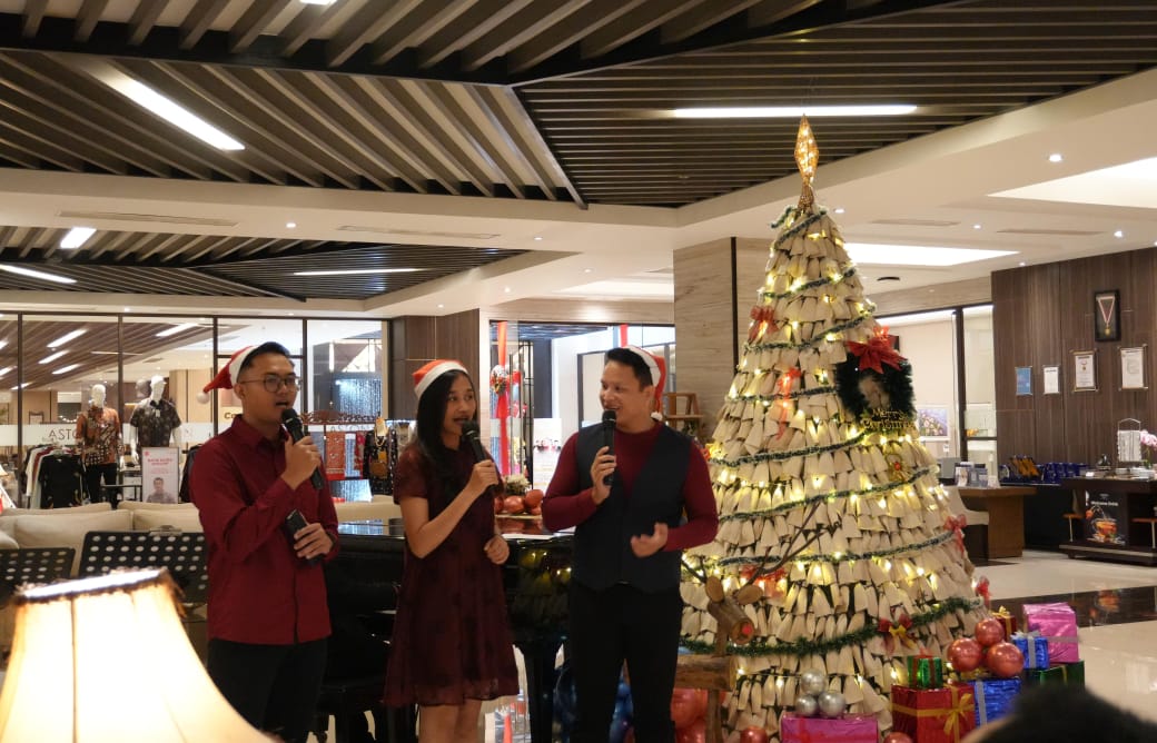 PUDAK : Pohon Natal Pudak setinggi lebih dari dua meter yang tersusun dari 1.250 pudak di Hotel Aston Gresik.