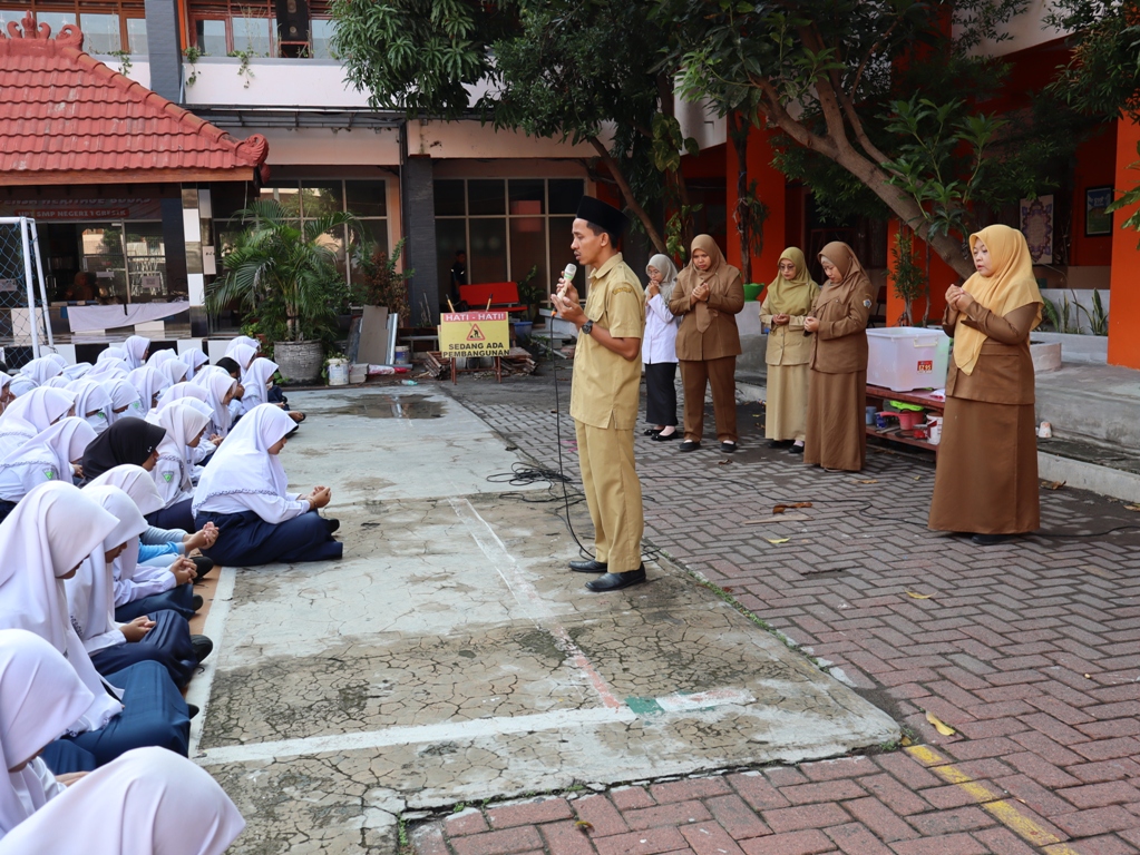 Kemanusiaan : Aksi Doa bersama menyentuh hati di UPT SMPN 1 Gresik saat pengumpulan donasi untuk korban bencana alam Aceh dan Sumatera.
