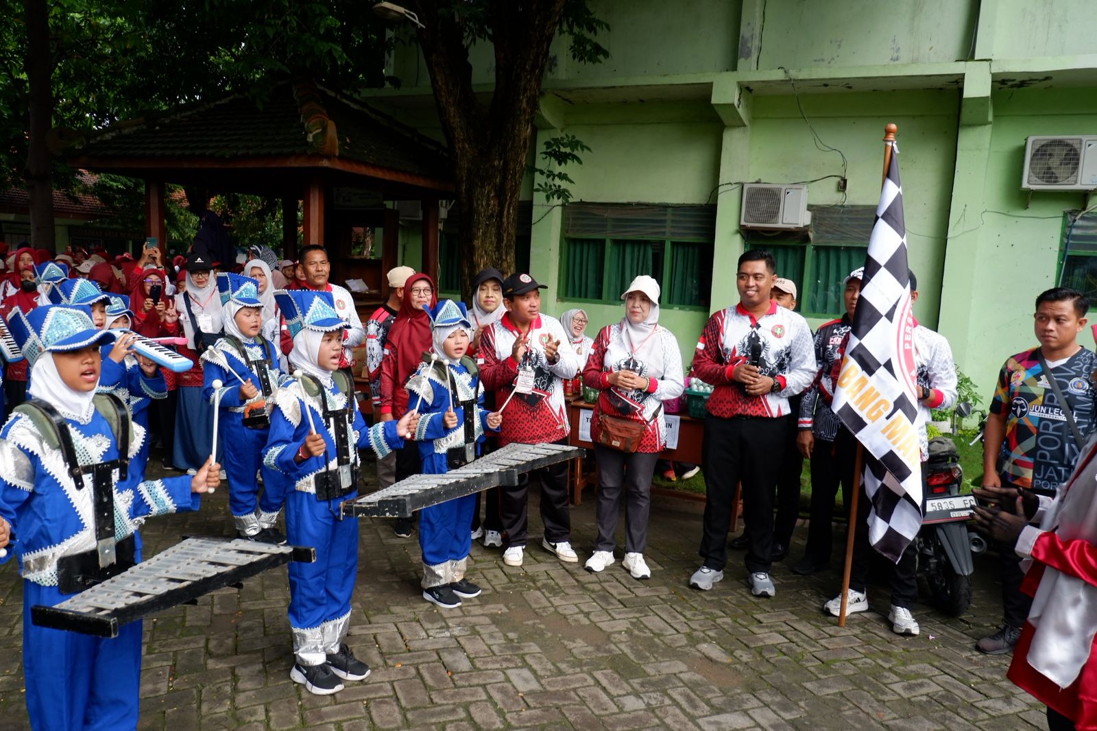 BUGAR DAN BERBAGI : 800 Tenaga Pendidik se-Kecamatan Manyar berjalan bersama, dan secara sukarela berhasil menggalang donasi.