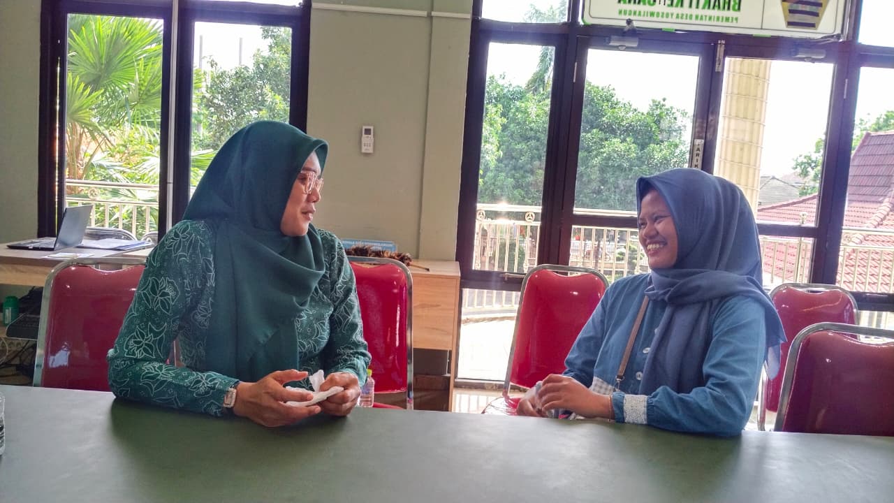 Hebat : Ketua TP PKK Desa Yosowilangun, Dei Ariyanti bersama Fitriyah, salah satu penerima manfaat program Jaketku.