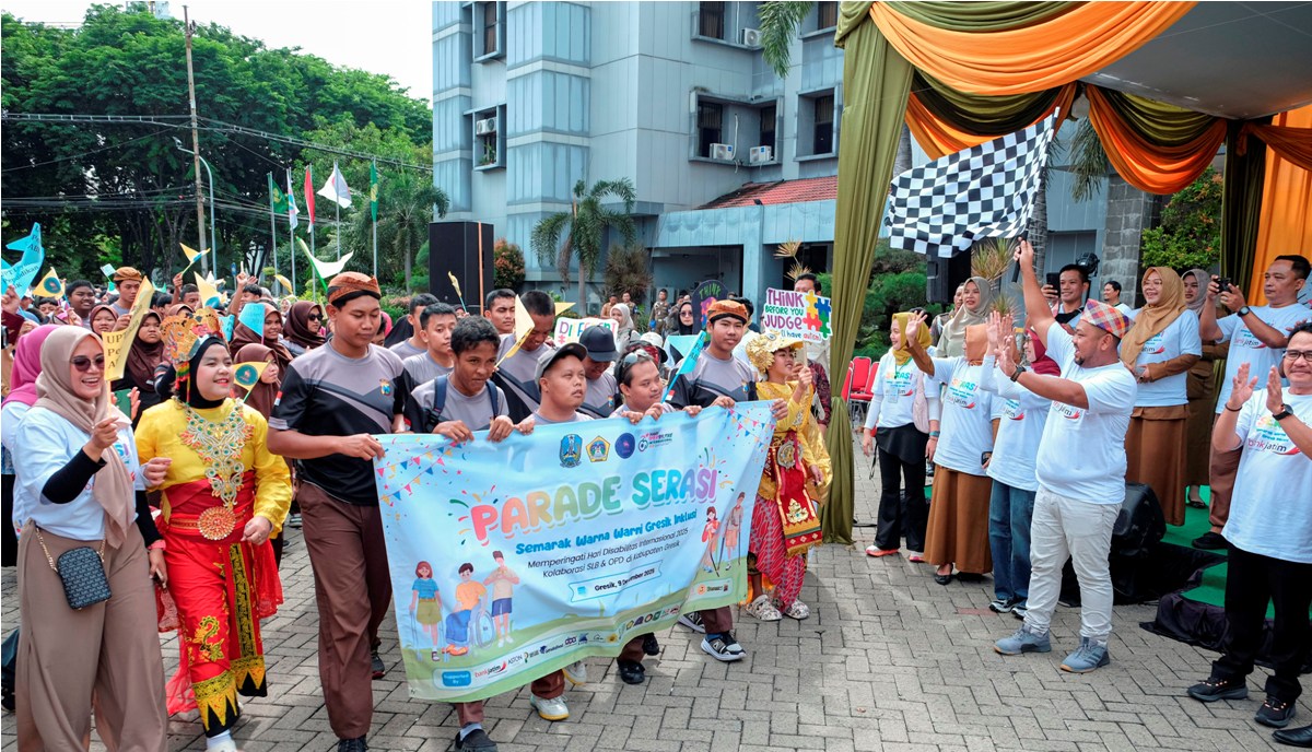 SEMANGAT LUAR BIASA : 350 siswa istimewa memeriahkan Parade SERASI di Halaman Kantor Bupati