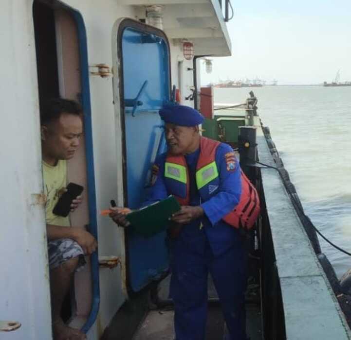 RAZIA : Satpolairud Polres Gresik Gandeng HNSI saat melakukan keselamatan nelayan dan penertiban trawl diwilayah Gresik.