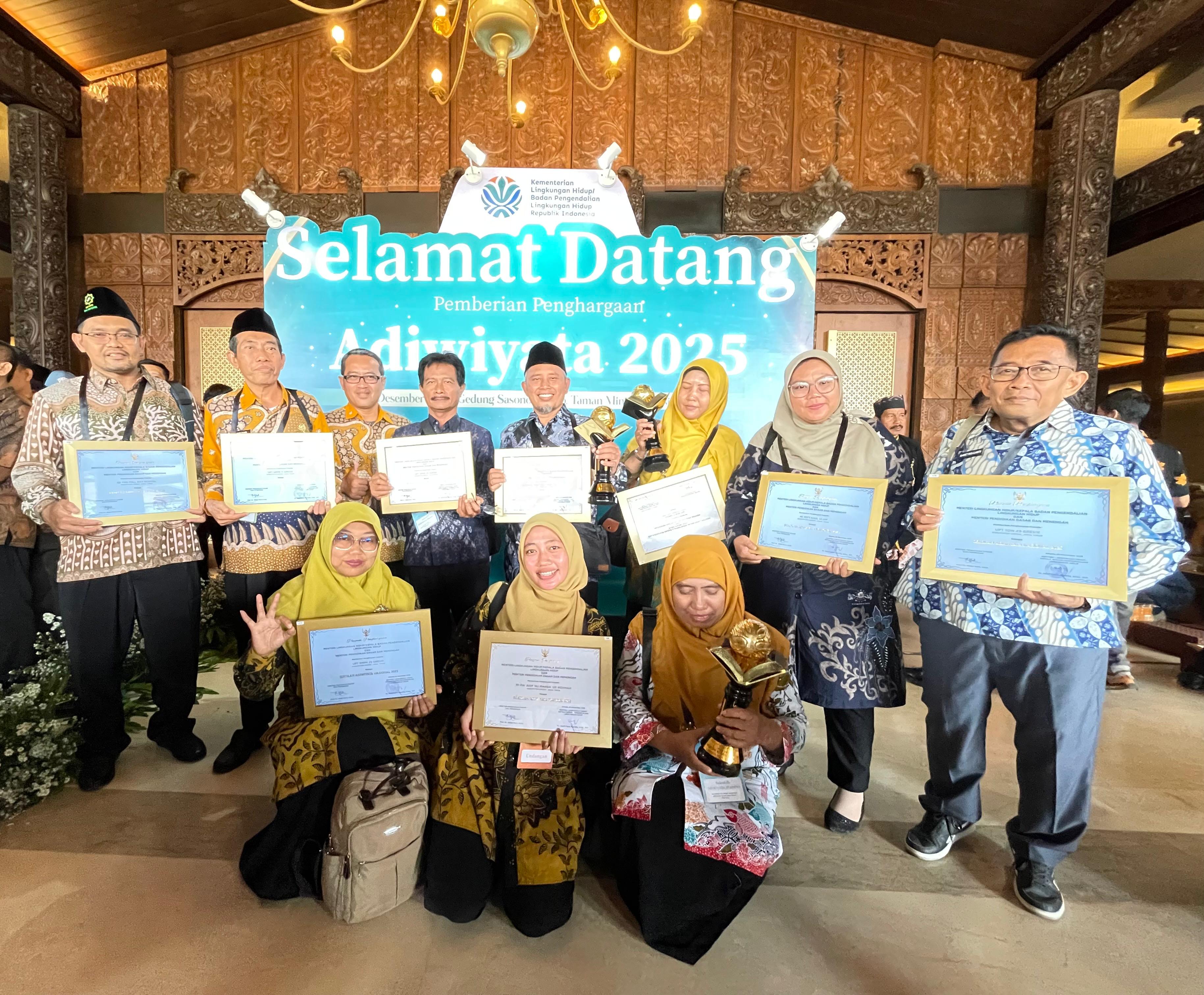 Sembilan sekolah di Kabupaten Gresik berhasil meraih Adiwiyata Nasional dan Adiwiyata Mandiri.
