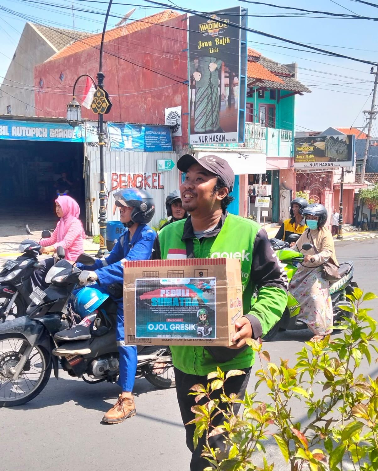 Menggalang : sebanyak 50 ojol menggalang dana untuk bantuan korban banjir di Aceh dan Sumatera