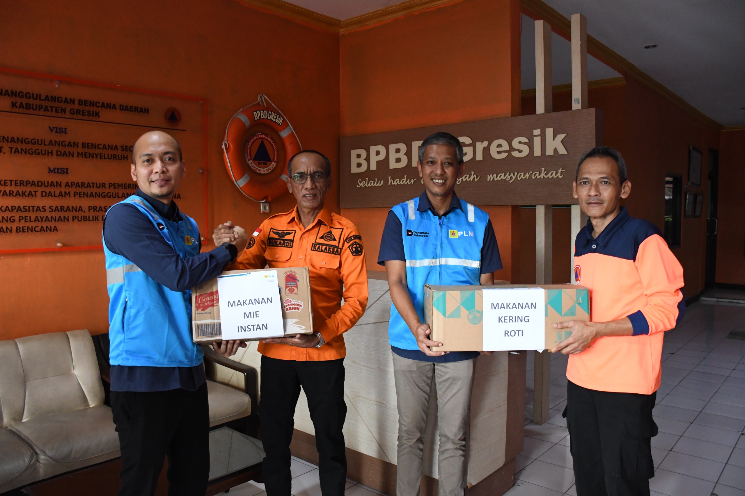 Manager PLN UP3 Gresik, Suhandopo menyerahkan bantuan untuk korban banjir bandang Sumatera dan Aceh kepada Kepala Pelaksana BPBD Kabupaten Gresik, Sukardi.