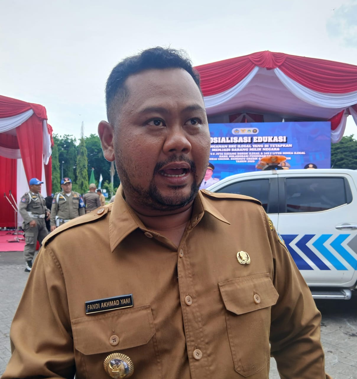 Bupati Gresik, Fandi Akhmad Yani saat diwawancarai awak media.