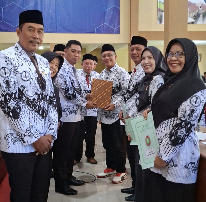 Sah : 18 Pengurus Cabang PGRI se-Kabupaten Gresik resmi dikukuhkan.